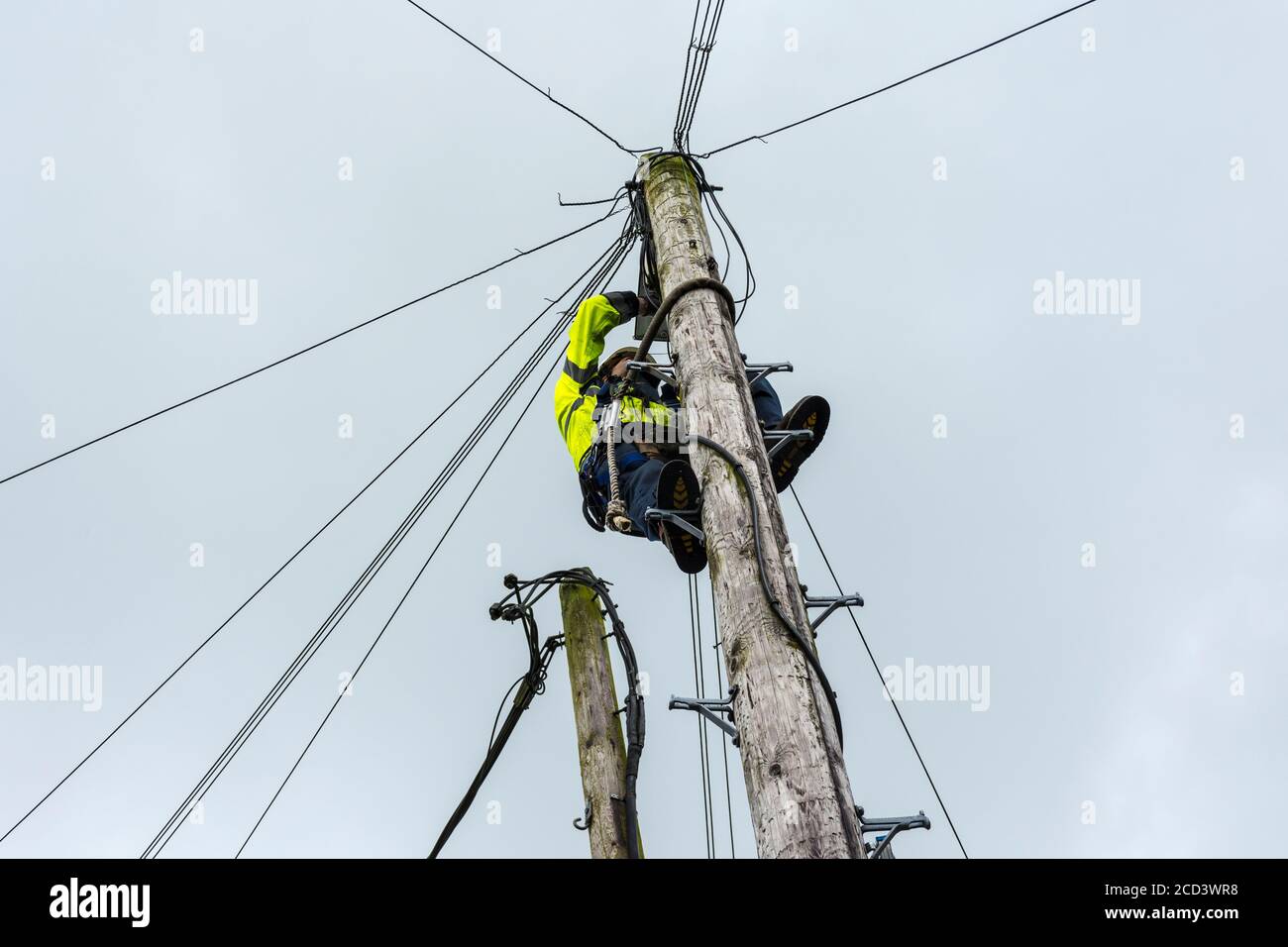 EIR-Telekommunikationsingenieur arbeitet an einer Stange in Ardara, County Donegal, Irland Stockfoto