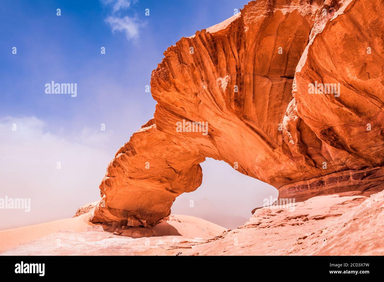 Wadi Rum, Jordanien. Kharaz Felsbrücke Weltwunder im Tal des Mondes von Arabien Wüste. Stockfoto
