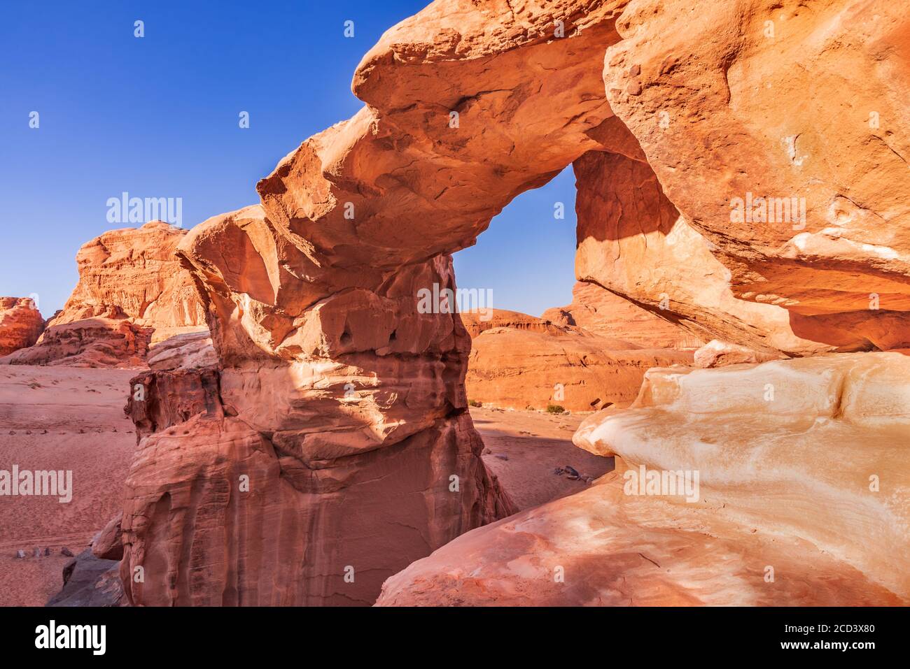 Wadi Rum, Jordanien. Um Fruth Brücke Weltwunder im Tal des Mondes, Arabia Wüste. Stockfoto