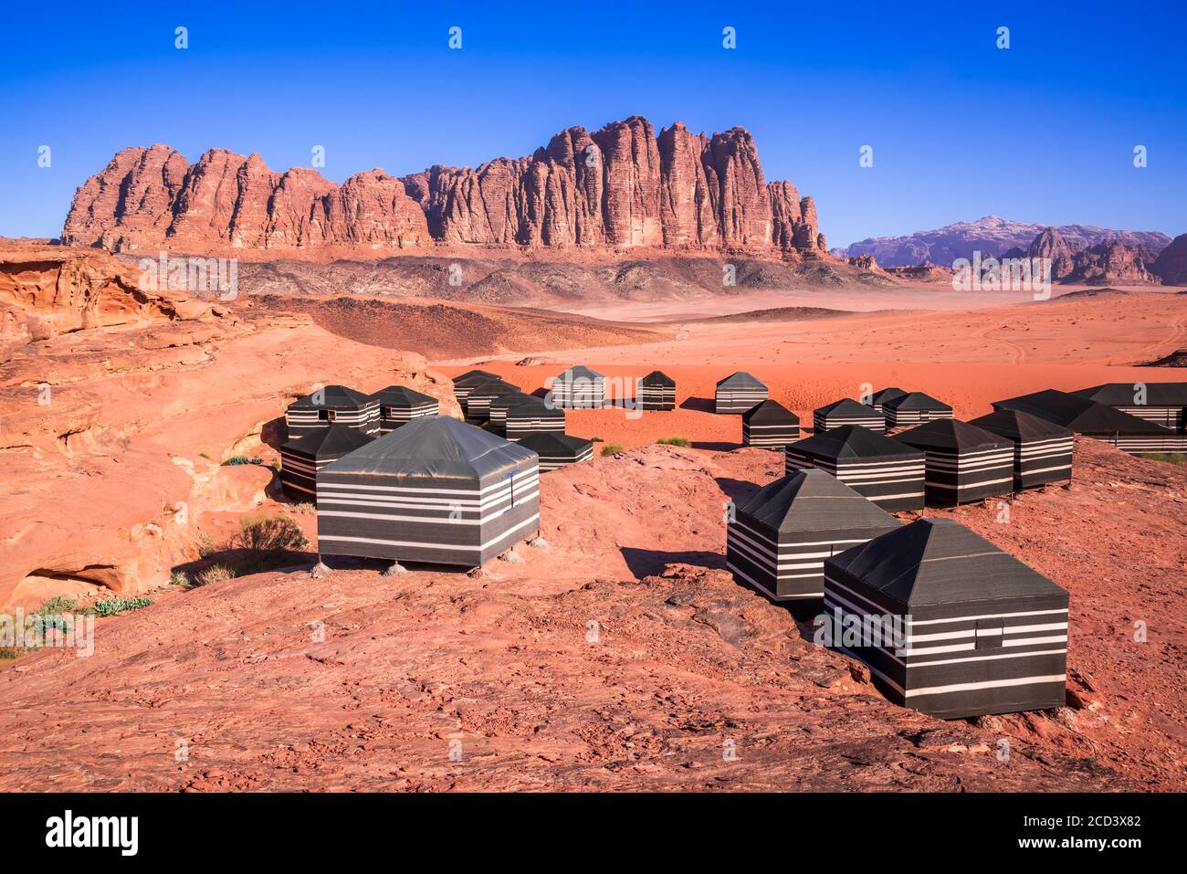 Wadi Rum, Jordanien. Tal des Mondes mit El Qattar Berg und beduinen Lager Weltwunder in Arabia Desert. Stockfoto