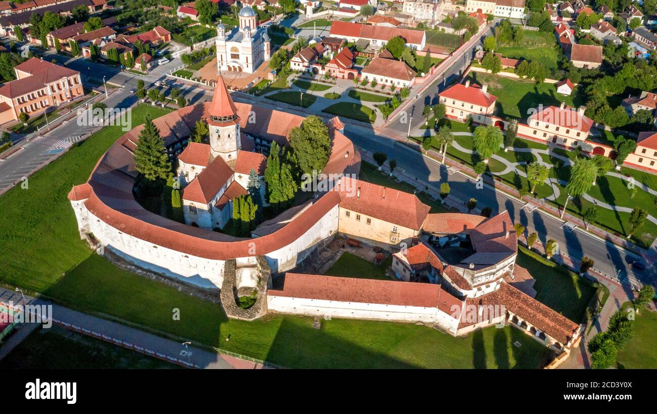 Luftaufnahme der befestigten Kirche Prejmer. UNESCO-Weltkulturerbe. Siebenbürgen, Rumänien. Stockfoto