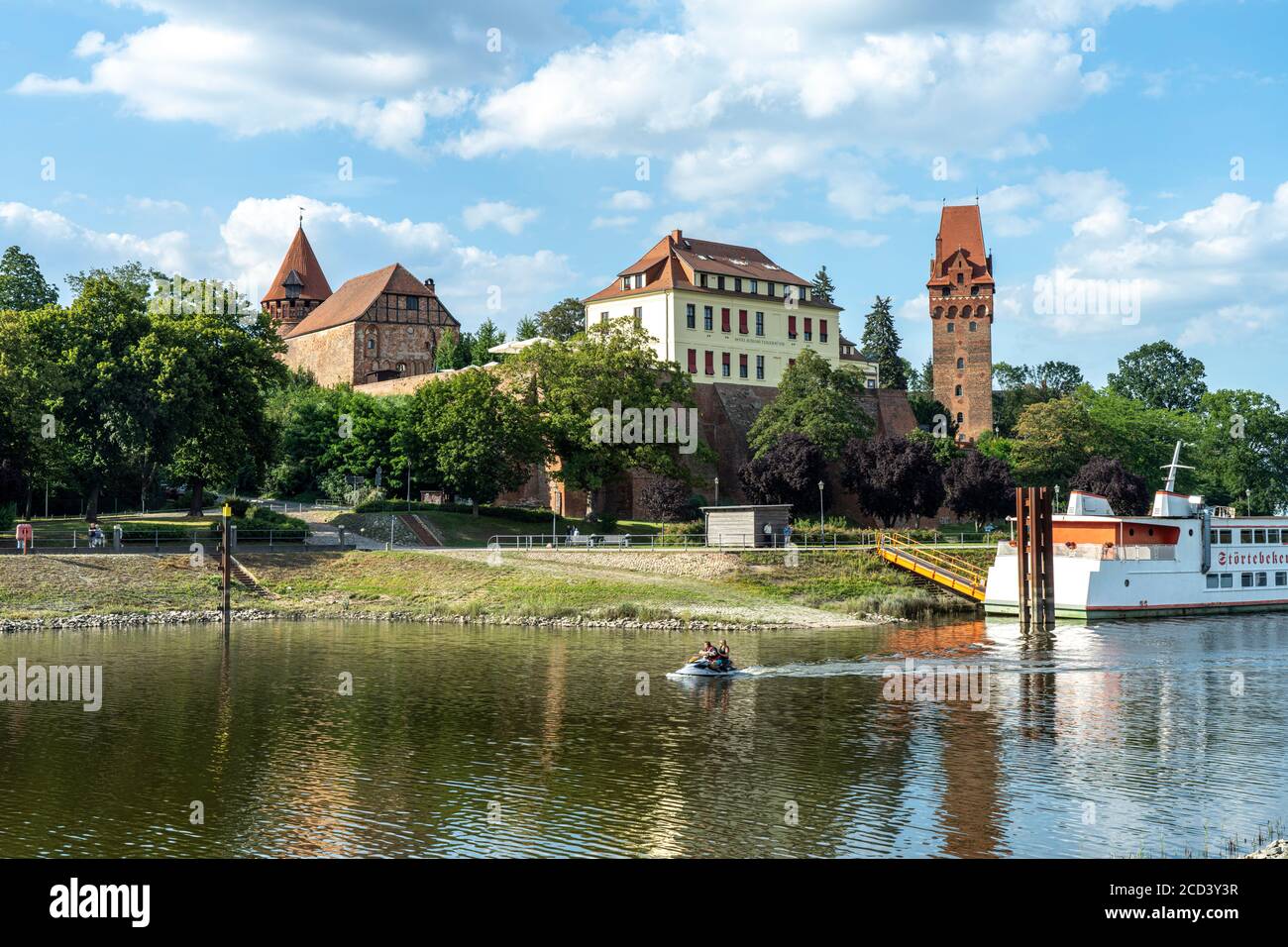 Burg Tangermünde an Tanger und Elbe in Tangermünde, Sachsen-Anhalt, Deutschland Schloss Tangermünde an Elbe und Tanger in Tangermünde, Sachsen Stockfoto