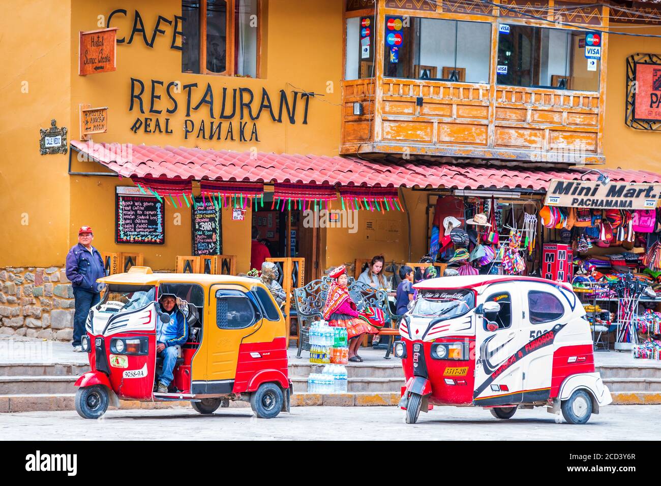 Ollantaytambo, Peru - 27. April 2017: Innenstadt der kleinen mittelalterlichen Stadt Ollantaytambo, mit Inka-Ruinen auf den Anden. Stockfoto