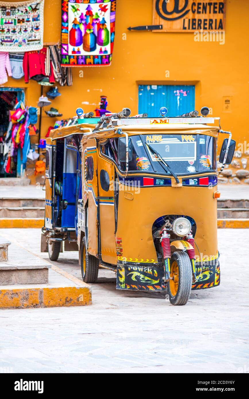 Ollantaytambo, Peru - 27. April 2017: Innenstadt der kleinen mittelalterlichen Stadt Ollantaytambo, mit Inka-Ruinen auf den Anden. Stockfoto