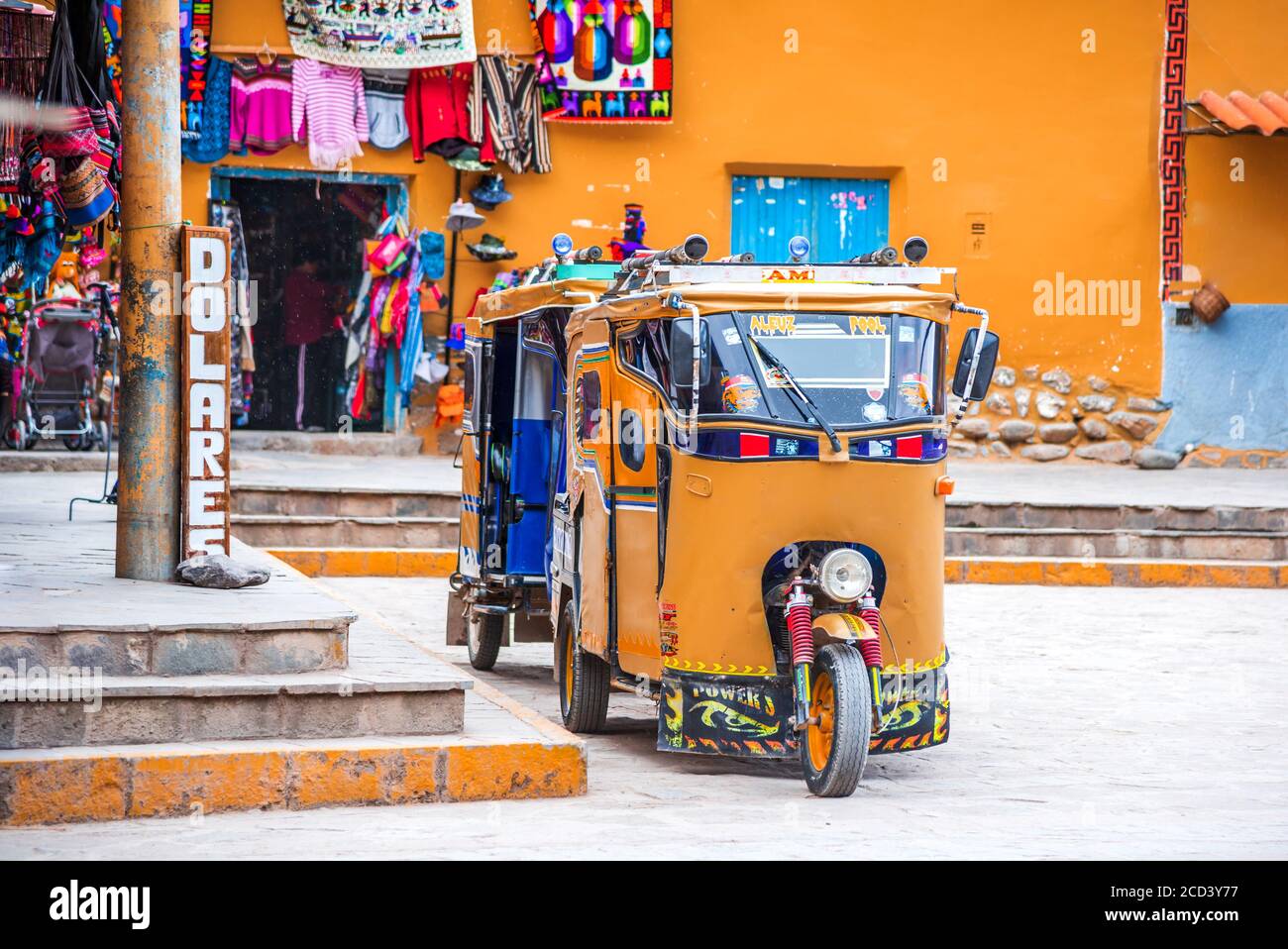 Ollantaytambo, Peru - 27. April 2017: Innenstadt der kleinen mittelalterlichen Stadt Ollantaytambo, mit Inka-Ruinen auf den Anden. Stockfoto