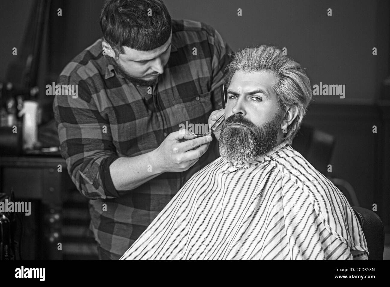 Fröhlicher kaukasischer Mann glücklich, auf der Frisur mit einem professionellen Friseur sein. Stockfoto