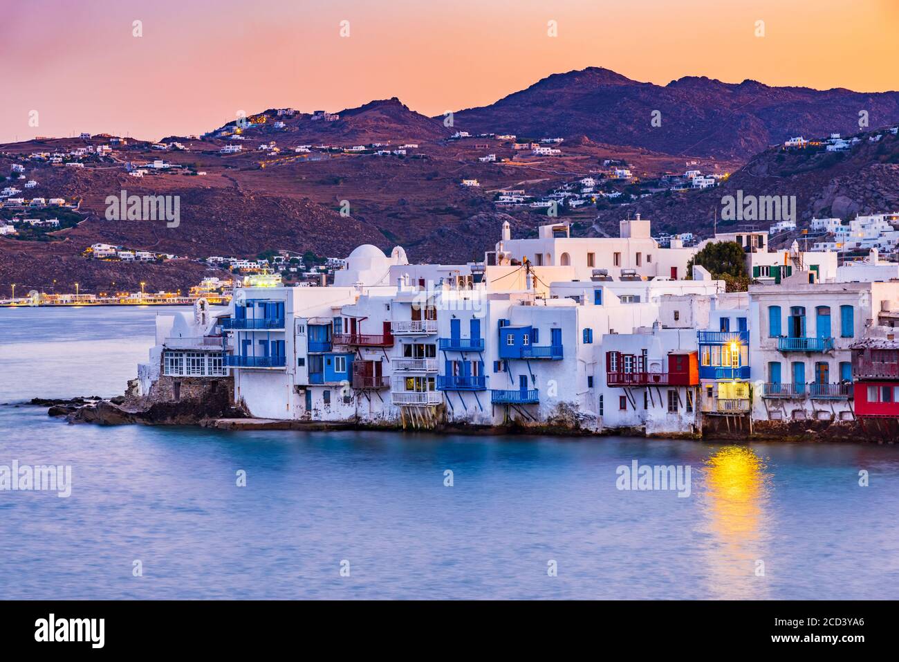 Mykonos, Griechenland. Farbiger Sonnenaufgang von Litrtle Venedig der Kykladen Inseln auf der Ägäis. Stockfoto