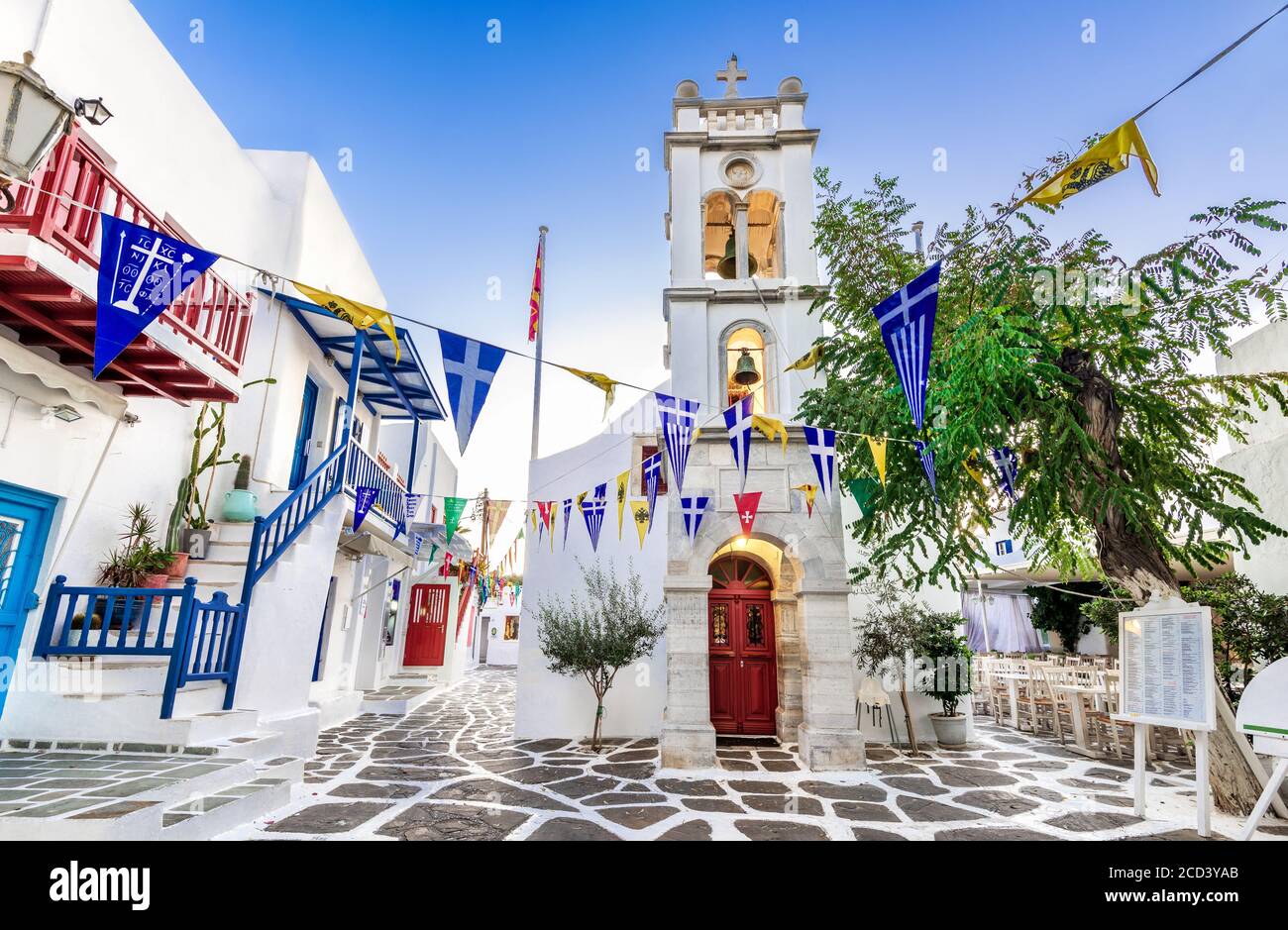 Mykonos, Griechenland - September 2017. Weiß getünchte kykladische Straße in der wunderschönen Stadt Mykonos, griechische Inseln der Kykladen. Stockfoto