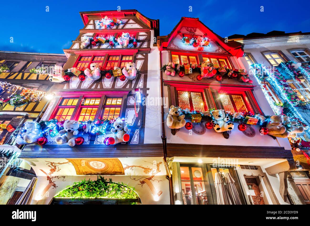 Strasbourg, Frankreich - Straßendekoration im Zentrum von Straßburg, Weihnachtsmarkt im Elsass. Stockfoto