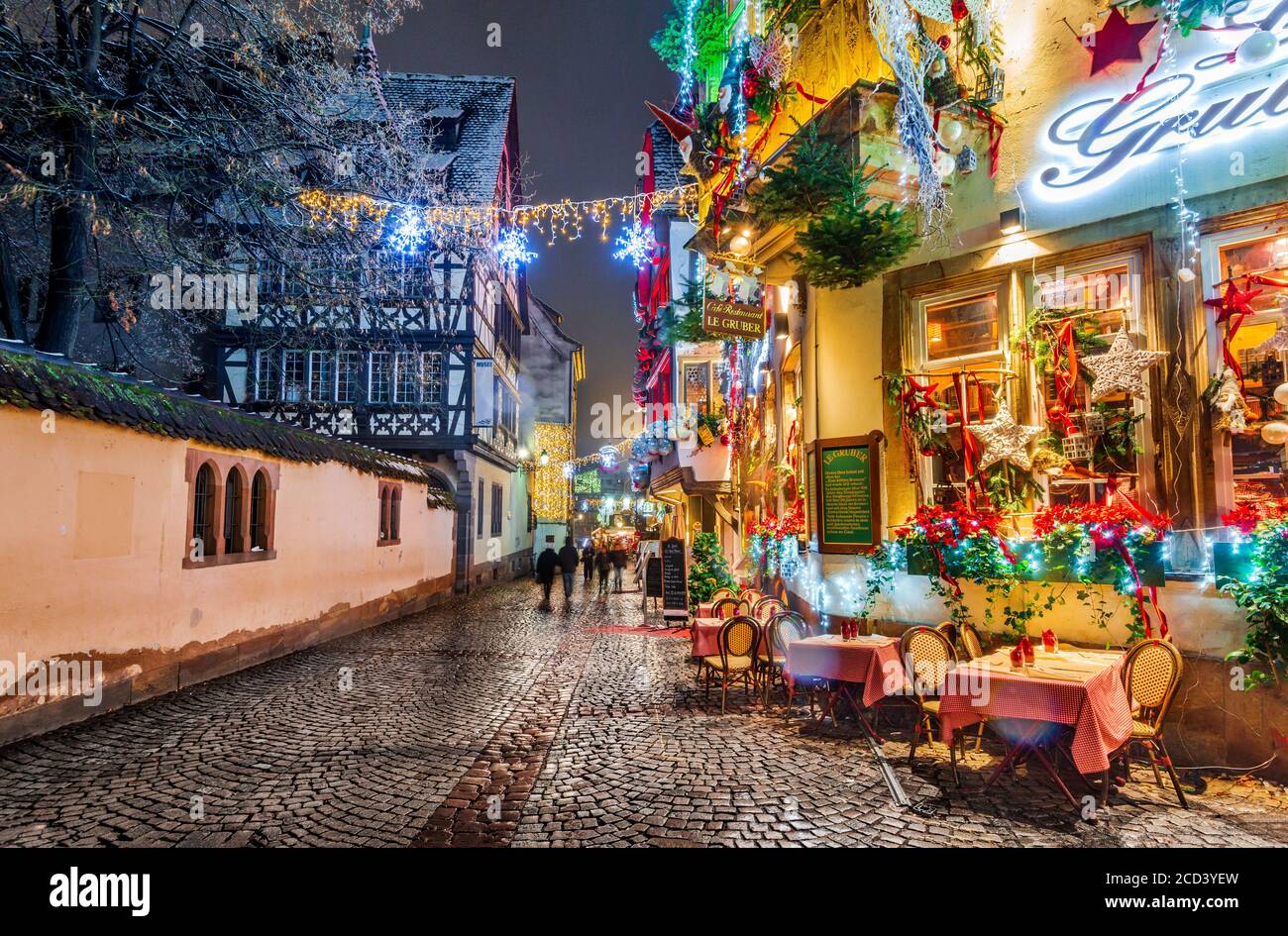 Straßburg, Frankreich - Dezember 2017: Straßendekoration im Zentrum von Straßburg im Restaurant Le Gruber während des Weihnachtsmarktes im Elsass. Stockfoto
