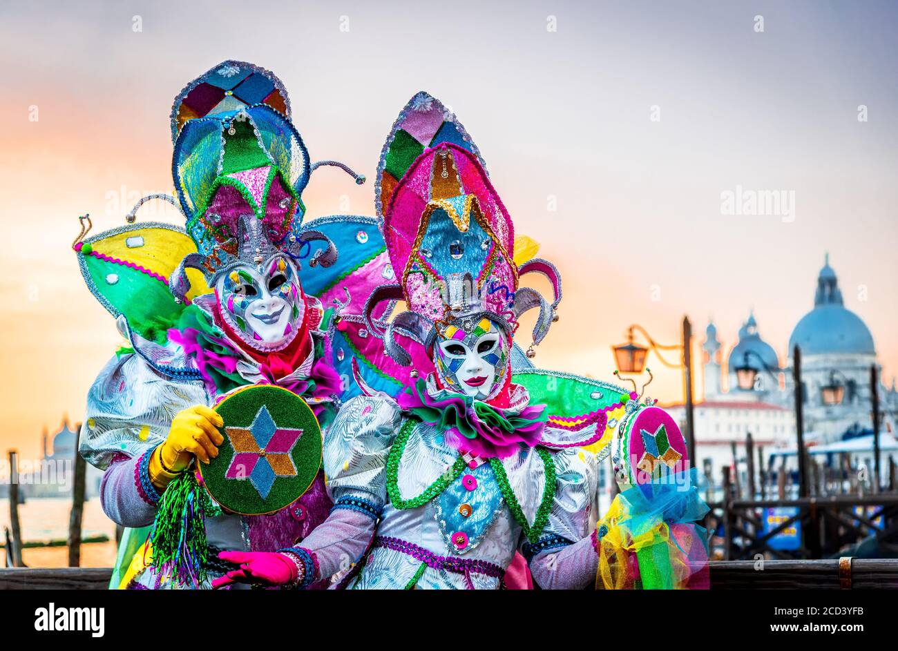 Venedig, Italien, venezianisches Maskenmodell aus dem Karneval von Venedig, mit Gondeln im Hintergrund, Canal Grande Stockfoto