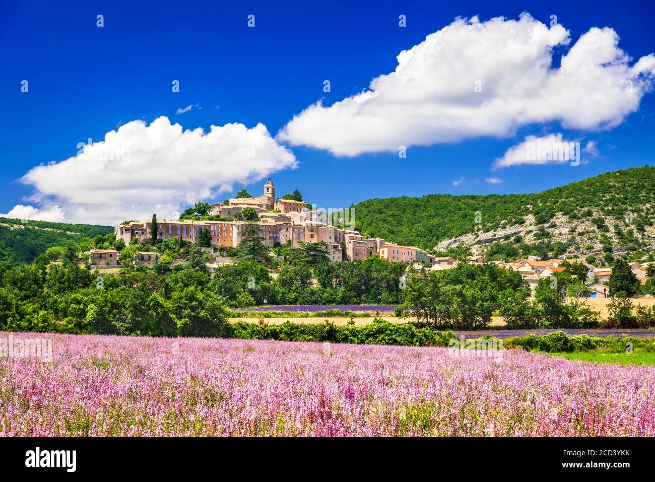 Banon landschaftlich reizvolle Bergdorf Provence mit Lavendelfeldern in Frankreich. Stockfoto