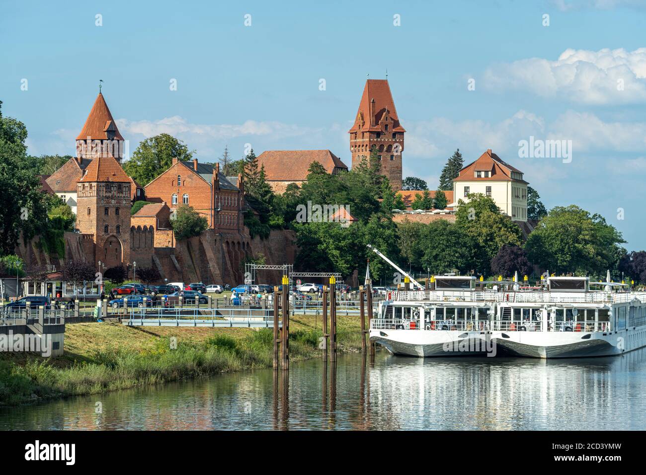 Stadtansicht mit Kreuzfahrten auf dem Fluss Tanger Stadtmauer und Burg in Tangermünde, Sachsen-Anhalt, Deutschland Stadtansicht mit Tanger riv Stockfoto