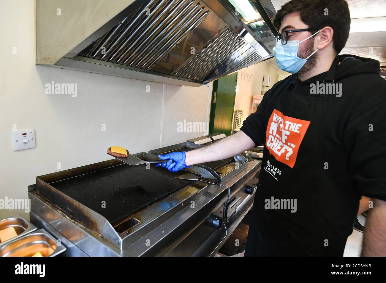 Ein Koch kocht einen fleischfreien Burger vom M*** F*** Drive Thru, dem ersten fleischfreien Drive-Thru in Großbritannien, an dem Tag, an dem er in Hackney, Ost-London, eröffnet wird. Stockfoto