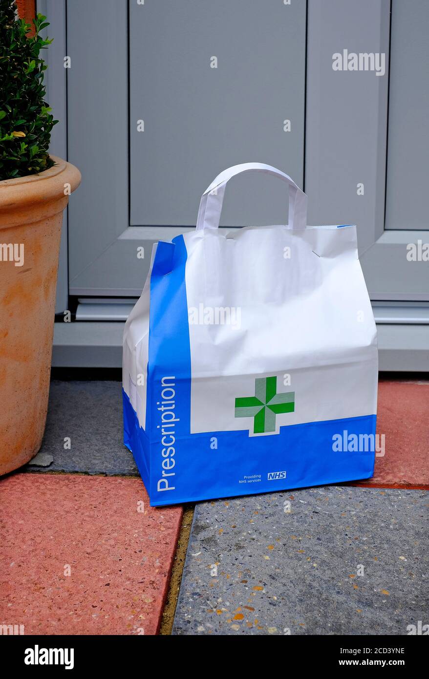 nhs verschreibungspflichtige Tragetasche links vor Haus Haustür, norfolk, england Stockfoto