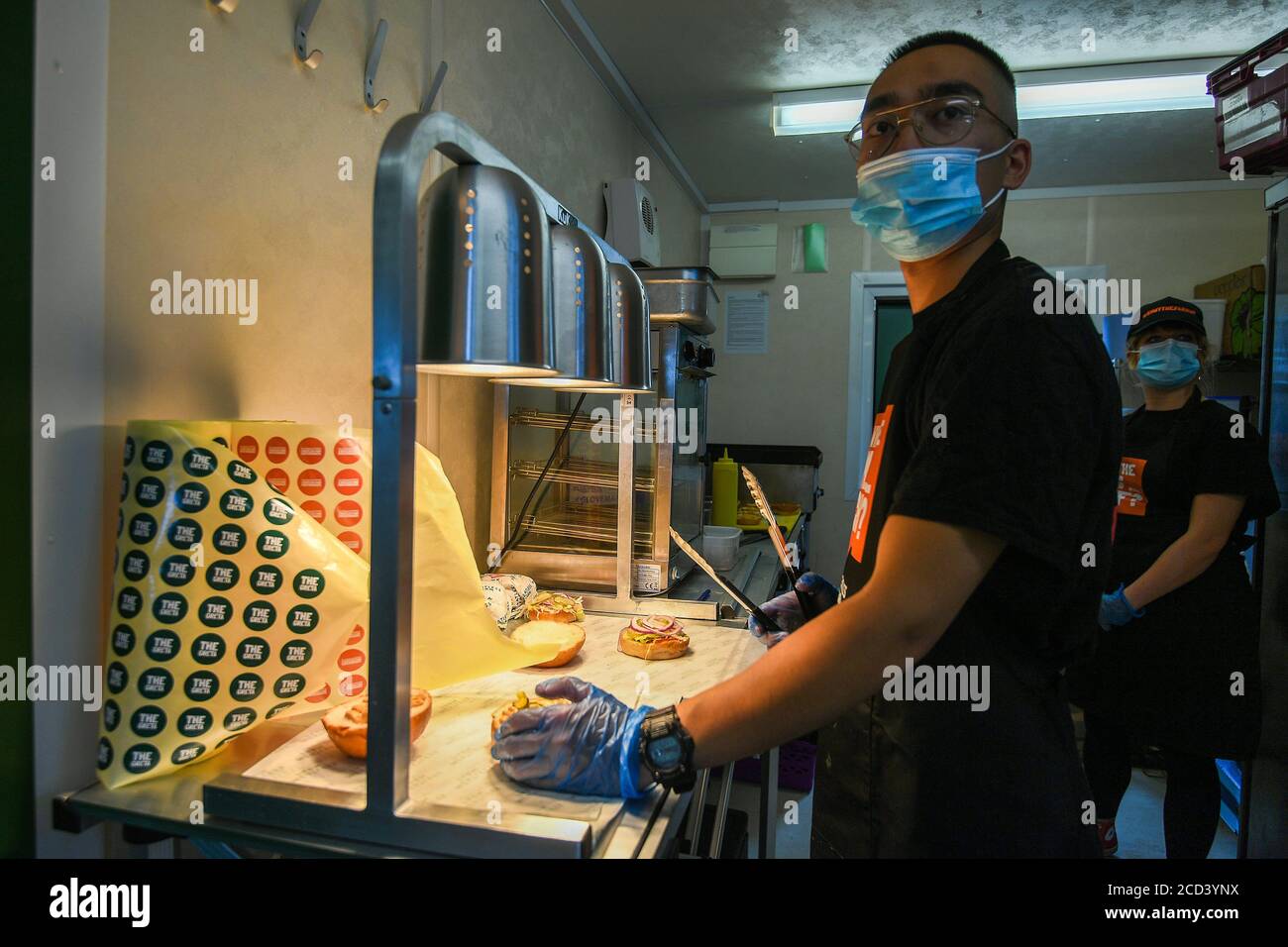 Ein Mitarbeiter bereitet fleischfreie Burger vom M*** F*** Drive Thru, dem ersten fleischfreien Drive-Thru in Großbritannien, am Tag seiner Eröffnung in Hackney, Ost-London, zu. Stockfoto
