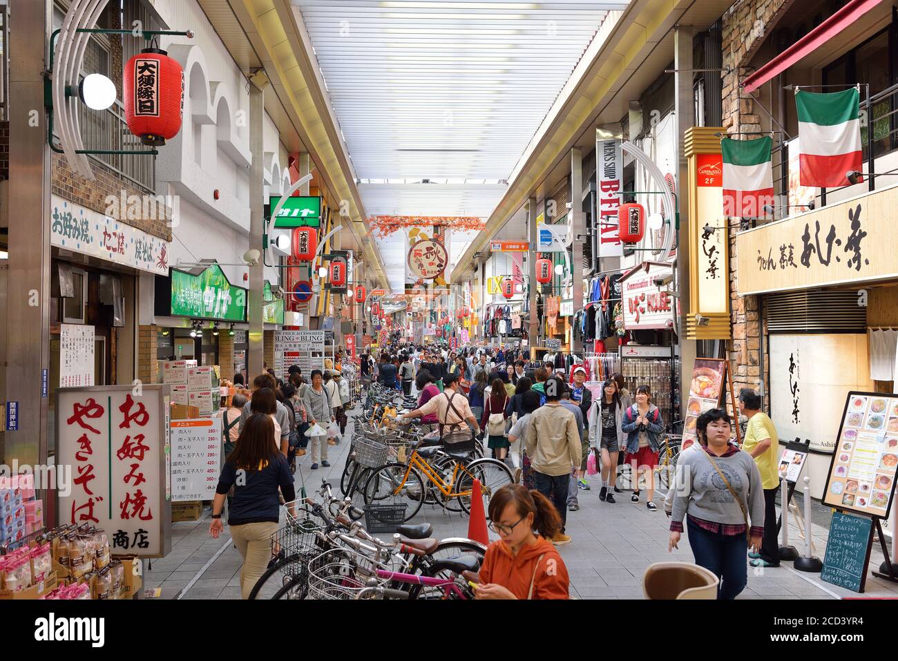 Fußgänger und Einkäufer im Einkaufsviertel Osu in Nagoya, Japan. Stockfoto