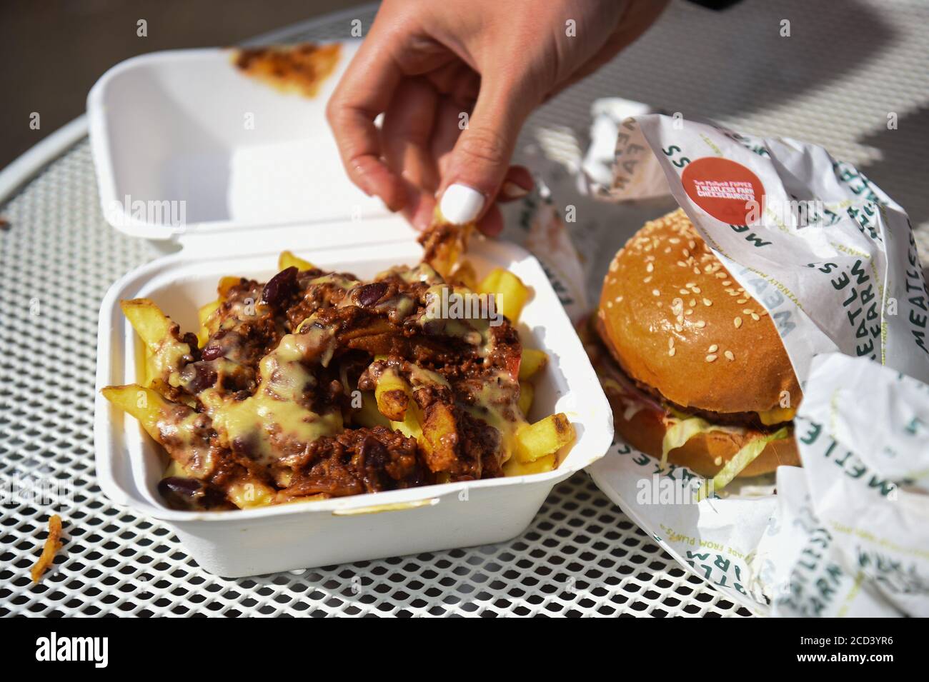 Ein fleischfreier Burger und fleischfreie Pommes vom M*** F*** Drive Thru, dem ersten fleischfreien Drive-Thru in Großbritannien, am Tag seiner Eröffnung in Hackney, Ost-London. Stockfoto