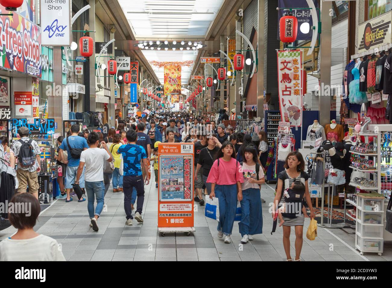 Fußgänger und Einkäufer im Einkaufsviertel Osu in Nagoya, Japan. Stockfoto