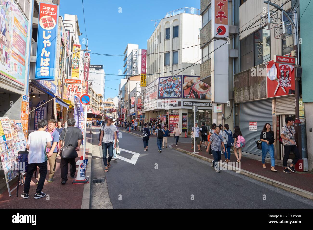 Fußgänger und Einkäufer im Einkaufsviertel Osu in Nagoya, Japan. Stockfoto