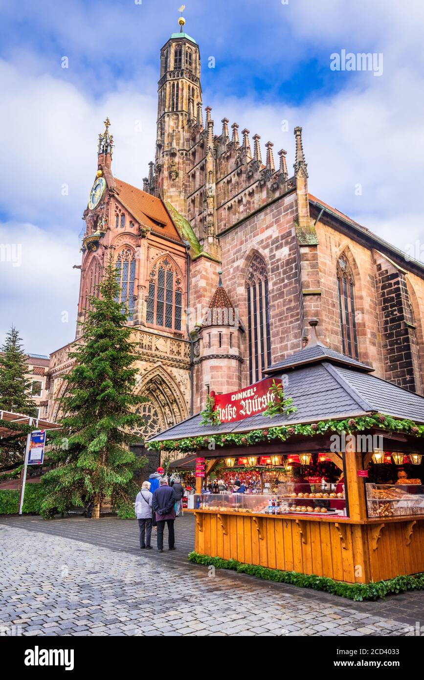 Nürnberg, Deutschland - Dezember 2018: Auf dem Nürnberger Christkindlesmarkt, einem der ältesten Weihnachtsmärkte Deutschlands, erkunden die Menschen den Weihnachtsmarkt Stockfoto