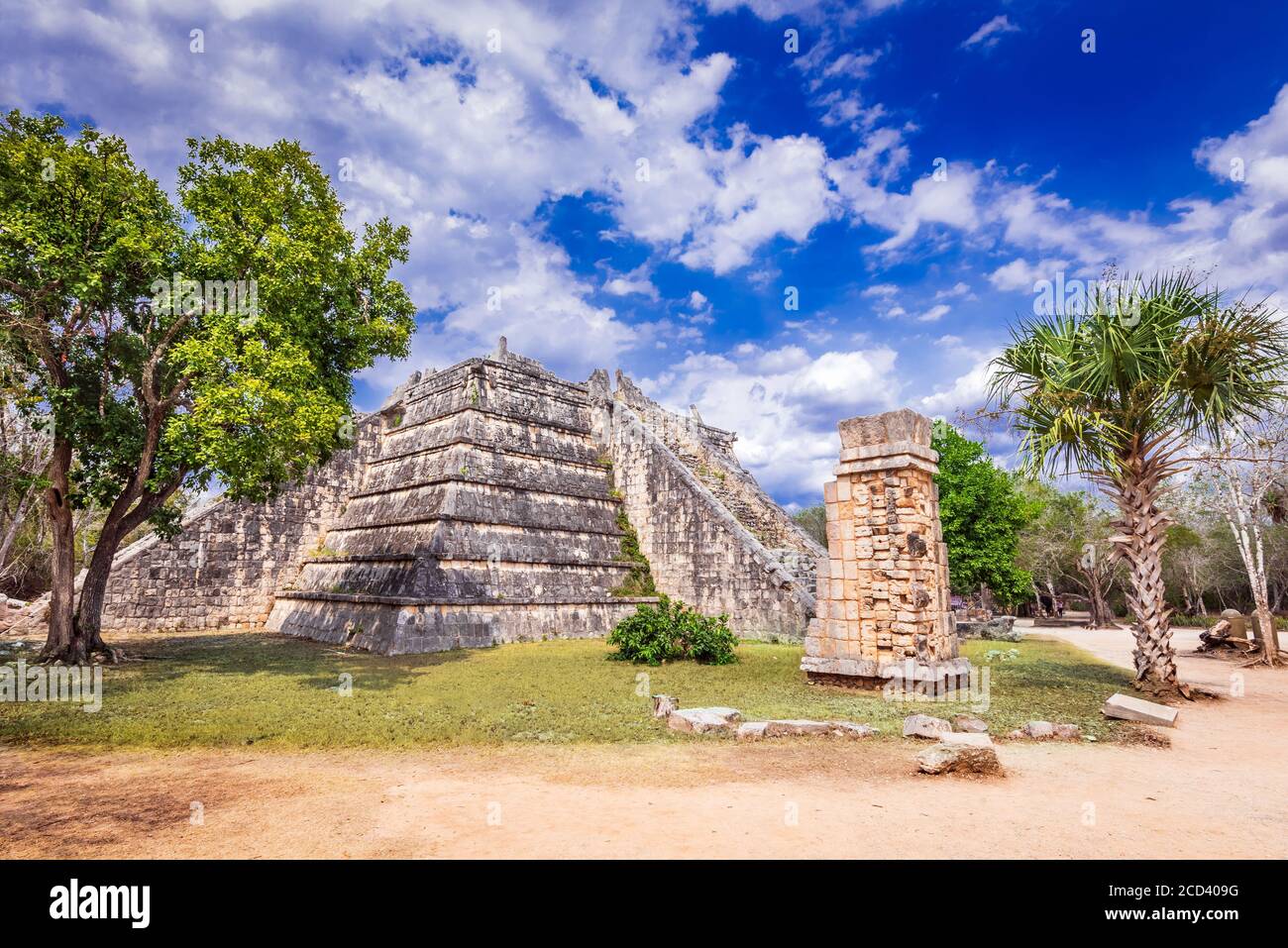 Chichen Itza, Mexiko. Beinhaus, Knochenhaus oder Hohepriestergrab mit schönen Schlangenköpfen an der Basis. Stockfoto