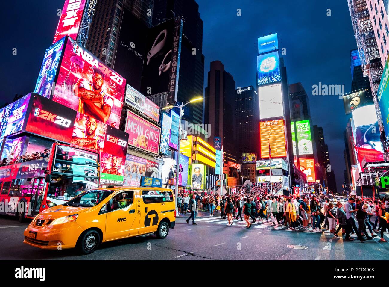 New York, USA - September 2019: Times Square, Manhattan, geschäftige Touristenkreuzung mit Broadway, Neon-Kunst, Handel und eine ikonische Straße ein Symbol für Stockfoto