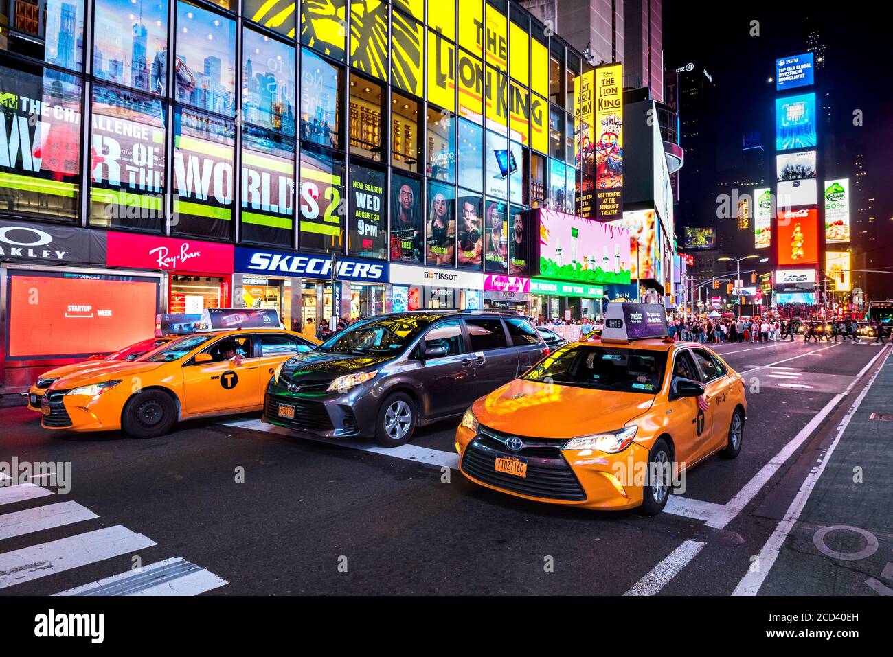 New York, USA - September 2019: Times Square, Manhattan, belebter Touristenort mit Broadway, ikonische Straße mit Yelloc Taxis Symbol von New York Ci Stockfoto