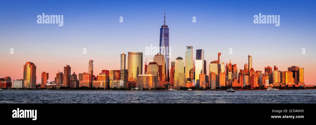 New York, Vereinigte Staaten von Amerika - Panoramablick auf Lower Manhattan bei Sonnenuntergang, von Jersey und Hudson River. Stockfoto