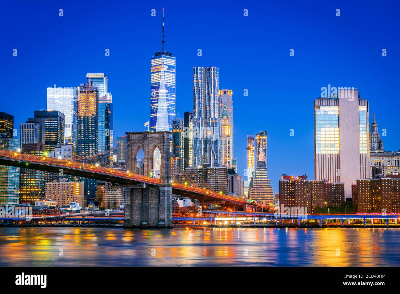 New York, Vereinigte Staaten von Amerika. Brooklyn Bridge in der Abenddämmerung vom Brooklyn Bridge Park in New York City, USA. Stockfoto