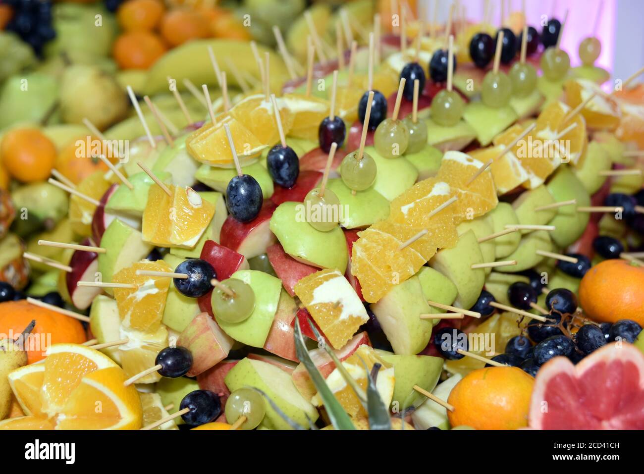 Es gab eine Auswahl an Obst am Buffet. Bio-Früchte. Gesunde Ernährung Konzept. Stockfoto