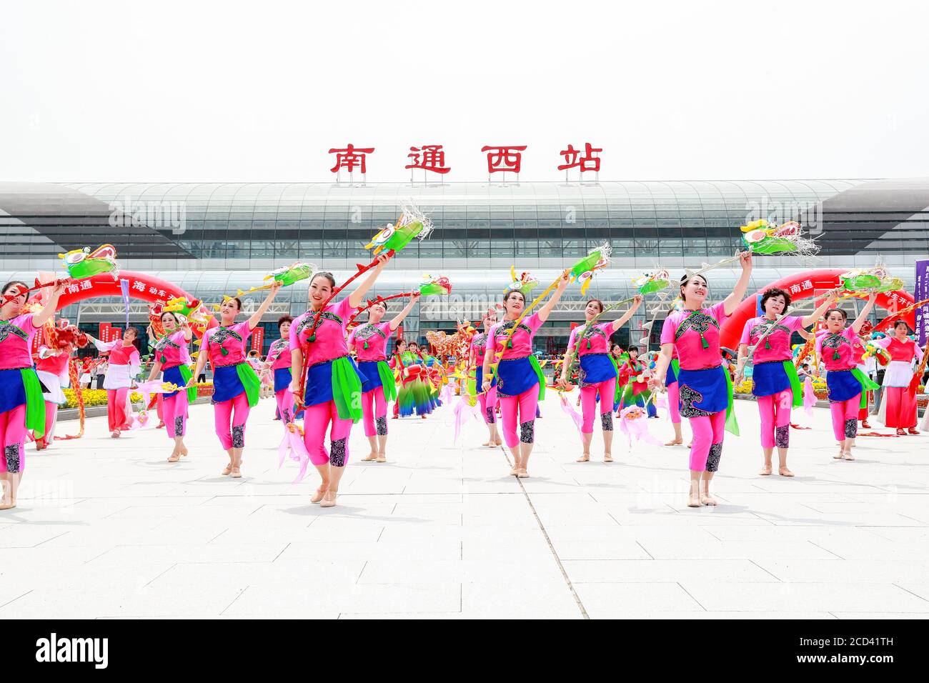 Die Menschen tanzen, um die offizielle Nutzung der Hutong Yangtse River Bridge zu feiern, einer Kabelbrücke, die den Yangtse Fluss in China zwischen Nantong überspannt Stockfoto