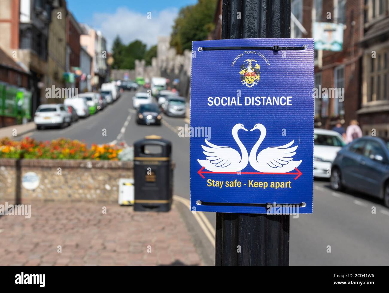 Stay Safe, Stay Apart, Social Distanzing Zeichen für Fußgänger während COVID19 Coronavirus Pandemie in Arundel, West Sussex, Großbritannien. Stockfoto