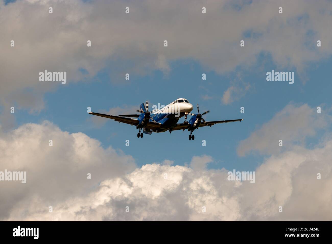 Blick auf die Jetstream 41 Flugzeuge, G-MAJA, betrieben von Eastern Airways, Landung auf Leeds Bradford Flughafen Stockfoto