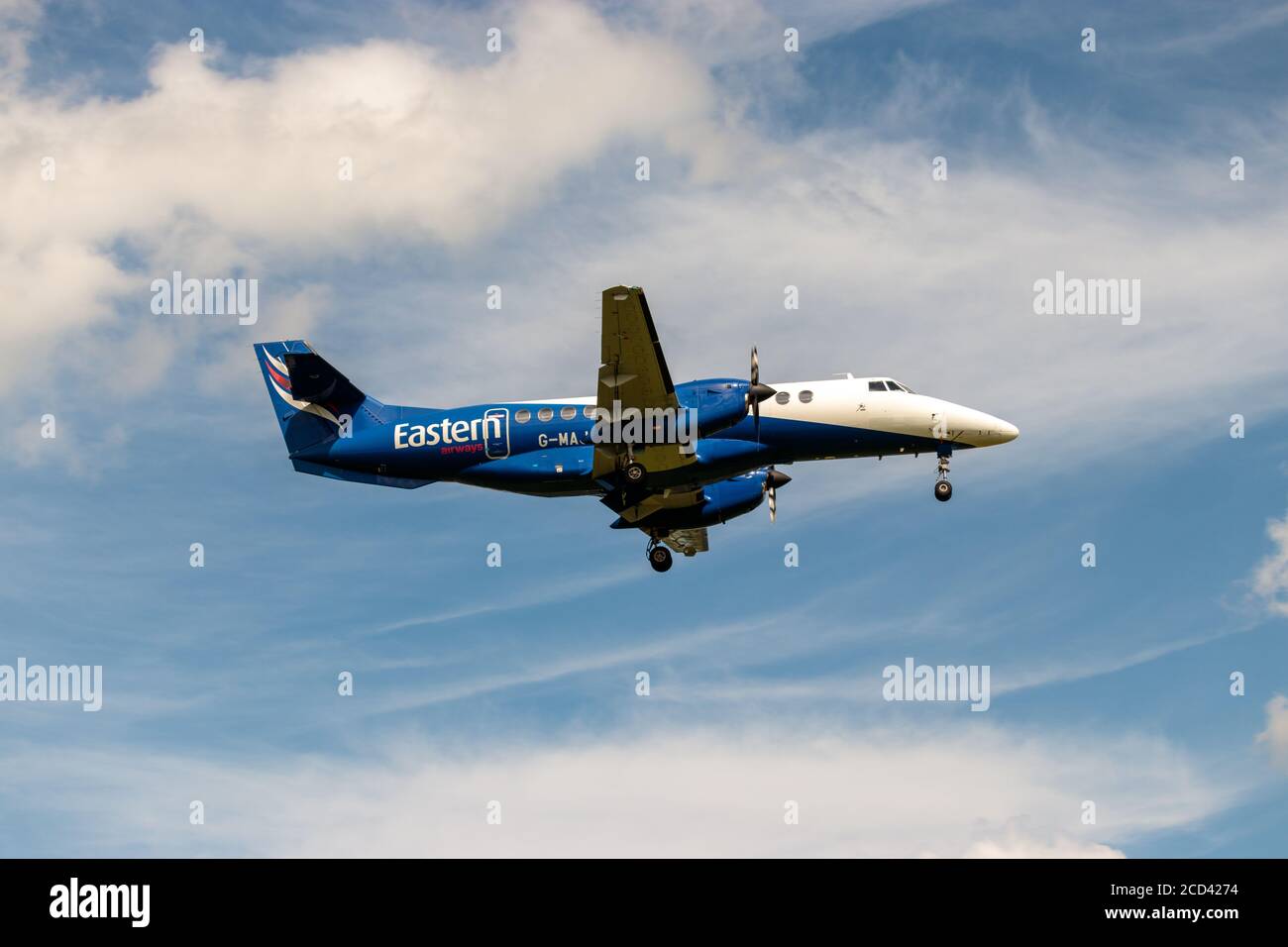 Blick auf die Jetstream 41 Flugzeuge, G-MAJA, betrieben von Eastern Airways, Landung auf Leeds Bradford Flughafen Stockfoto