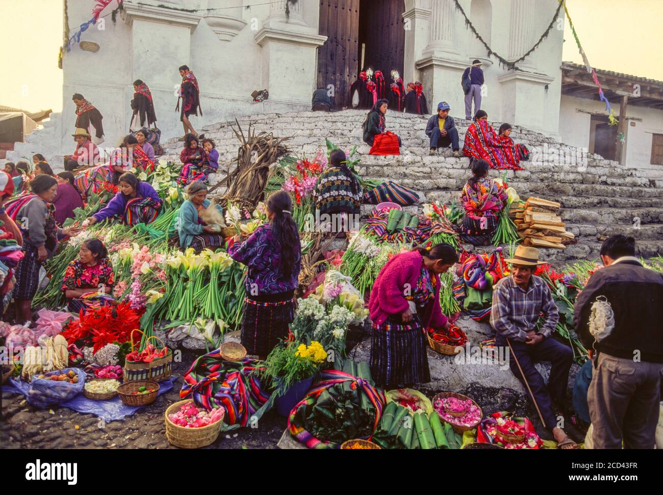 Chichicastenango, Guatemala; Blumenmarkt und "cofradias" Prozession auf Schritte der Iglesia de Santo Tomas Stockfoto