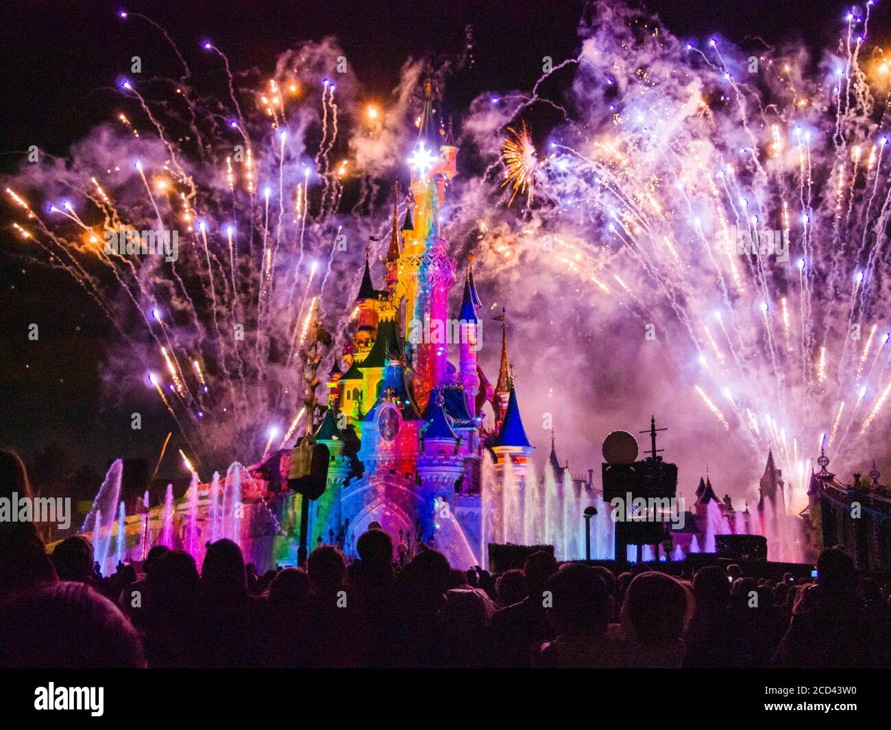 Disneyland Paris, Schloss mit Feuerwerk Stockfoto