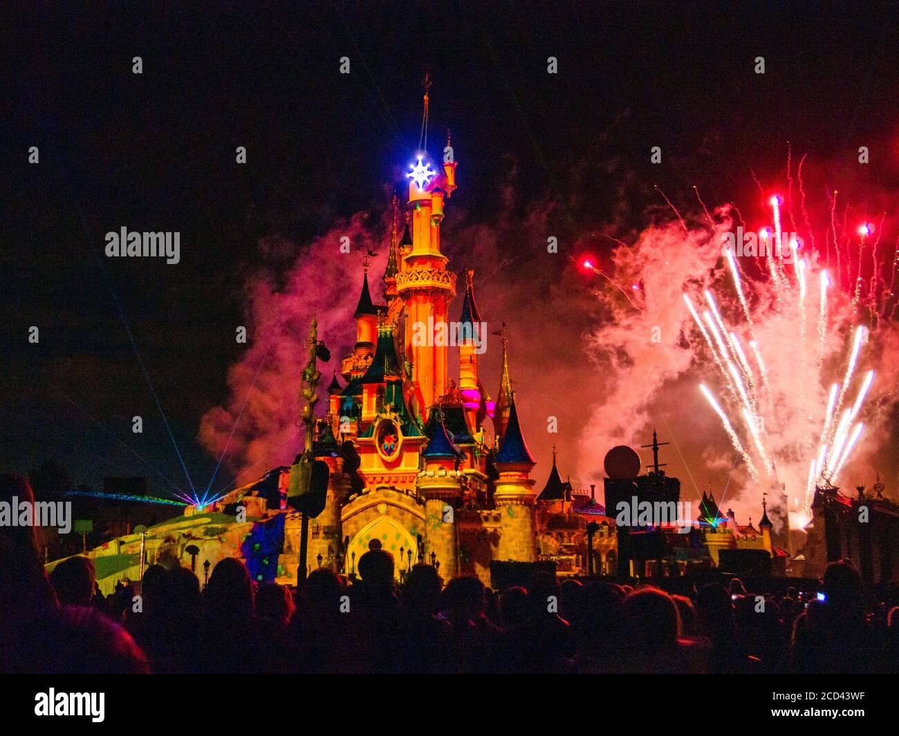 Disneyland Paris, Schloss mit Feuerwerk Stockfoto