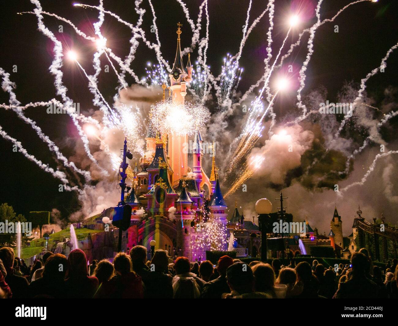 Disneyland Paris, Schloss mit Feuerwerk Stockfoto