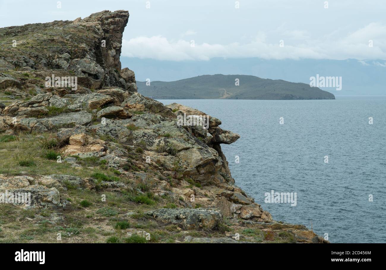 Das Kap auf dem Baikalsee, die felsige Küste. Stockfoto