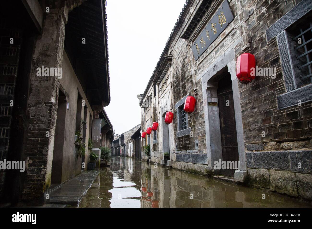 Blick auf die Stadt Zhegao, die vom aufsteigenden Wasser des Flusses Zhegao überflutet wurde, in der Stadt Chaohu, ostchinesische Provinz Anhui, 26. Juli 2020. 3000-jährige Zhegao Stadt war f Stockfoto