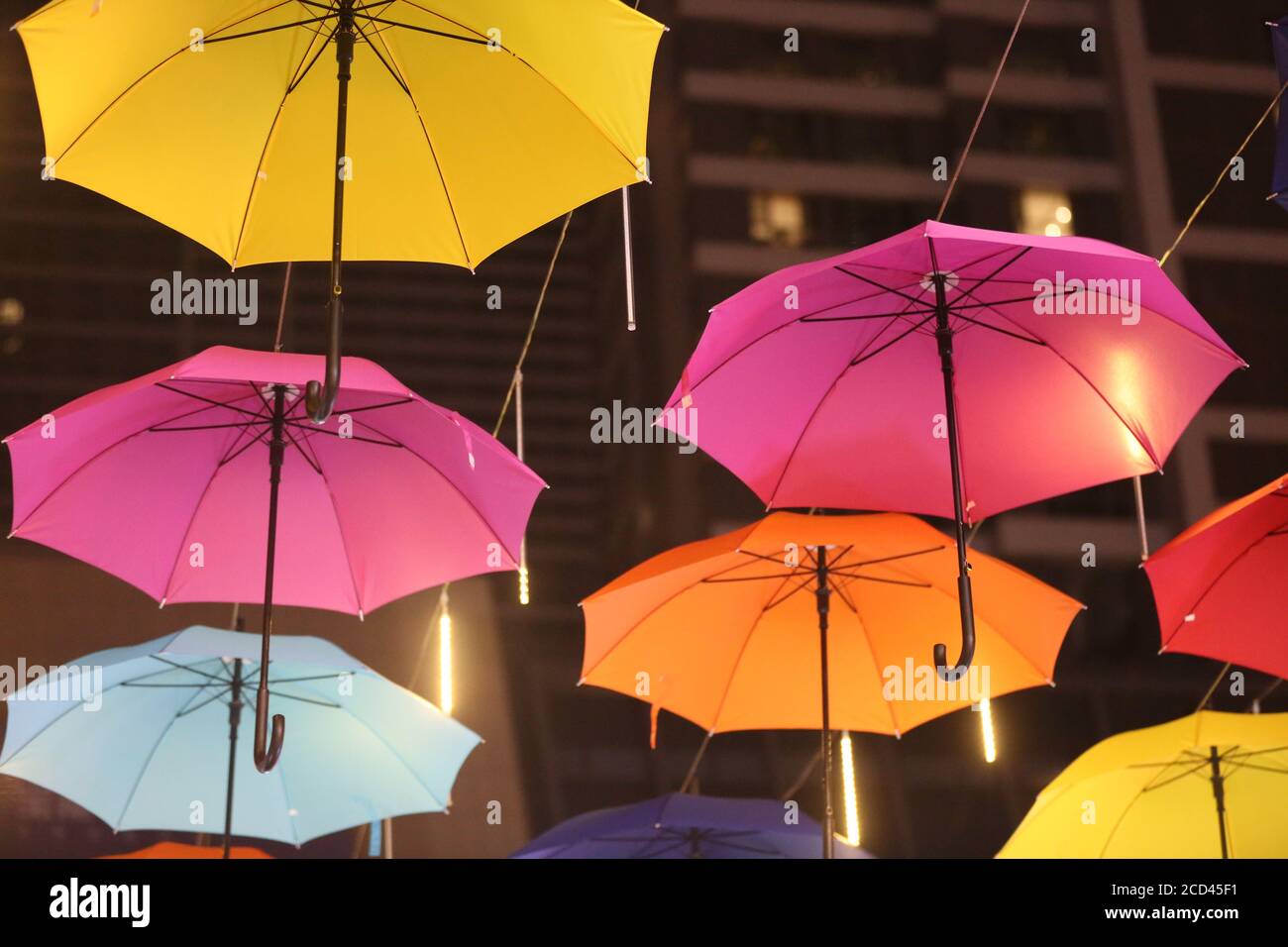 Ein Korridor, der mit bunten Regenschirmen geschmückt ist, soll den Nachtmarkt in Shenyang City, nordöstlich der Provinz Liaoning, am 25. Juli ankurbeln Stockfoto