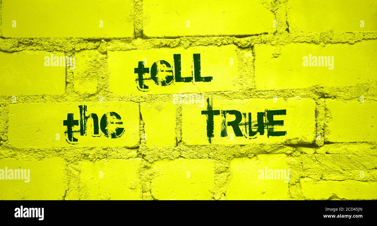 Sagen Sie die Wahrheit - Worte auf bemalten gelben Ziegelwand. Nachrichten, Wahrheit und falsche Geschäftskonzept Stockfoto
