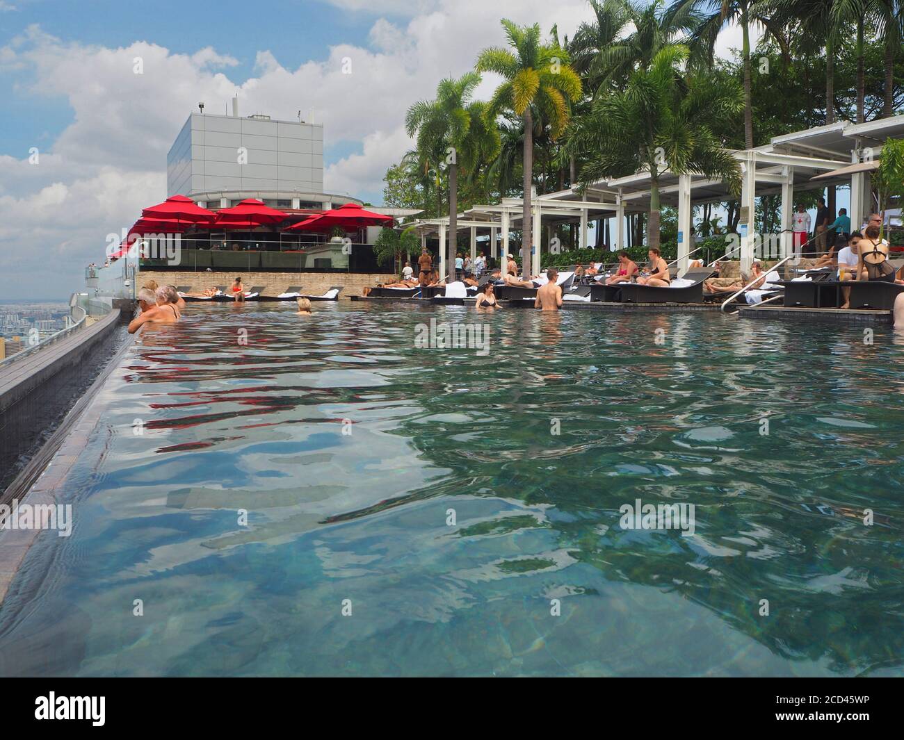 Der Infinity-Pool auf dem Marina Bay Sands Hotel, Singapur Stockfoto
