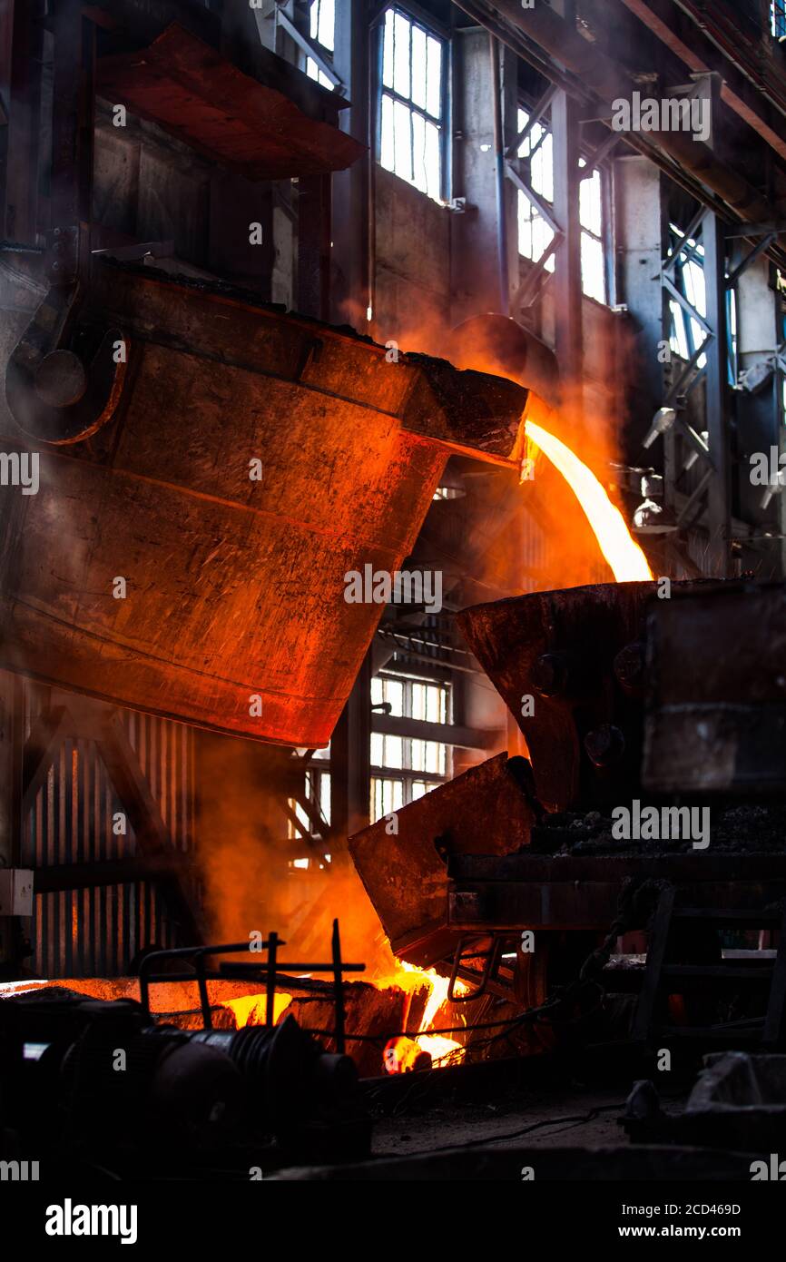 Metallurgie Fabrik Werkstatt. Schmelzen und Abfüllen von flüssigem Metall aus dem Metallurgieeimer. Taraz Stadt, Kasachstan. Stockfoto