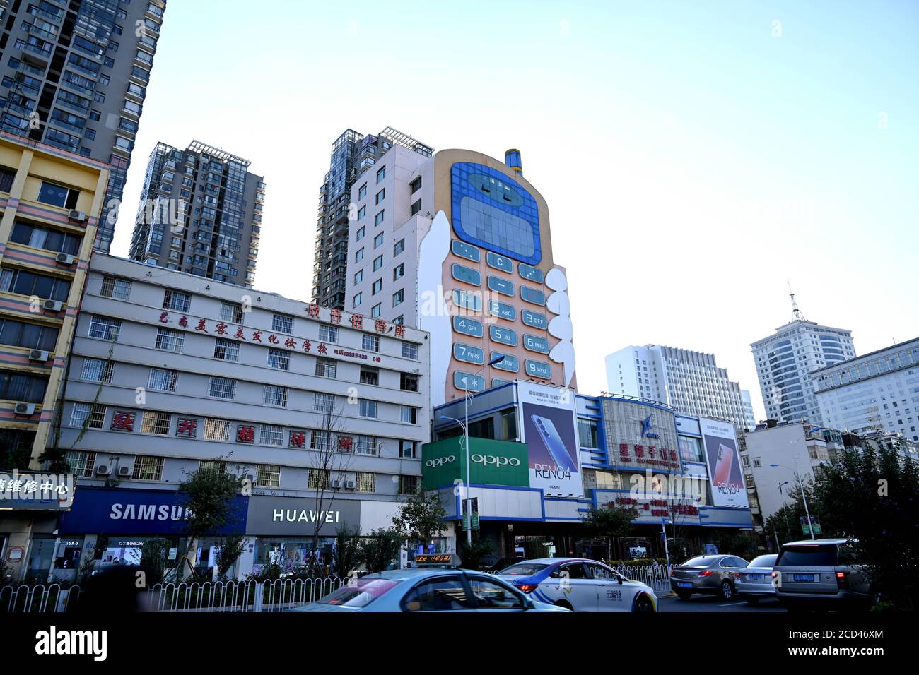 Luftaufnahme des 11-stöckigen 'Handy-Gebäudes' im Stil eines großen Bruders, das war Erbaut in den 1990er Jahren als Einkaufszentrum mit mobilen Telefone und Mob Stockfoto