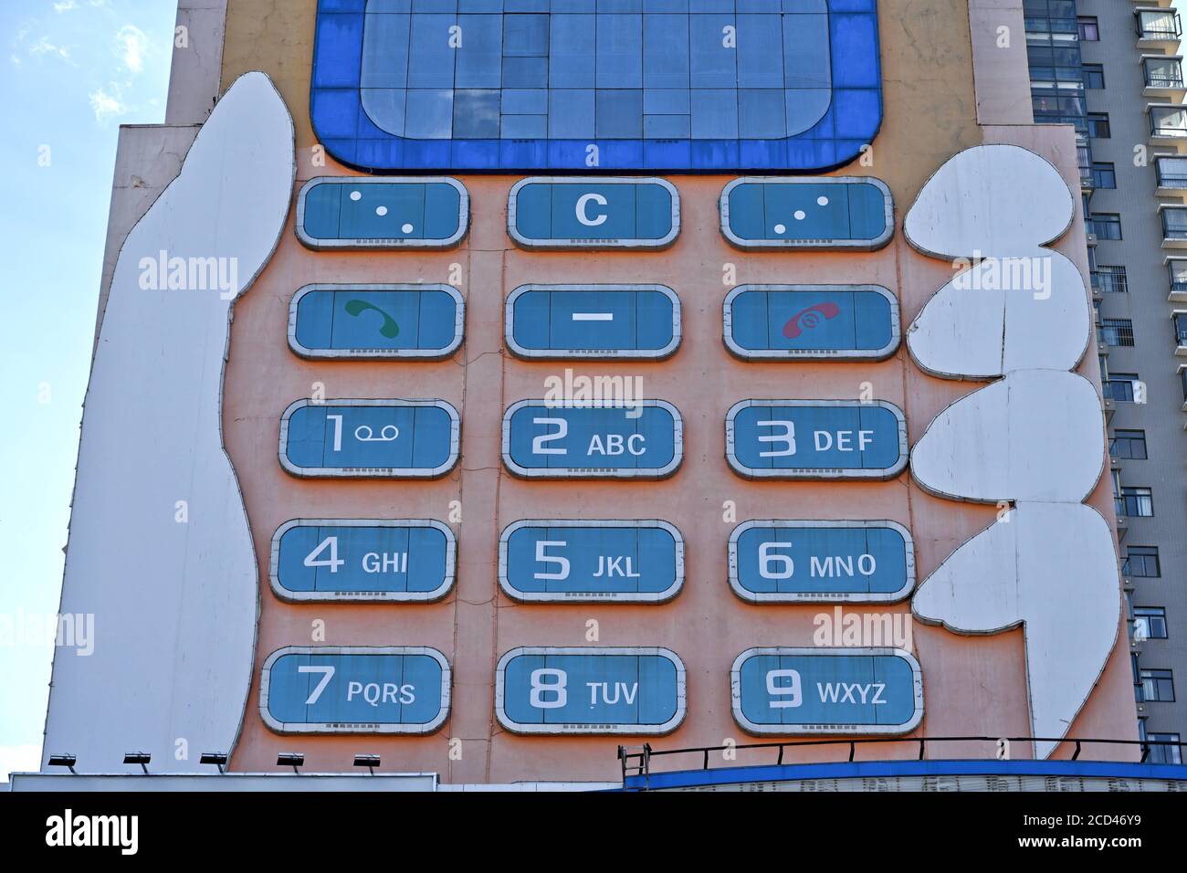 Luftaufnahme des 11-stöckigen 'Handy-Gebäudes' im Stil eines großen Bruders, das war Erbaut in den 1990er Jahren als Einkaufszentrum mit mobilen Telefone und Mob Stockfoto