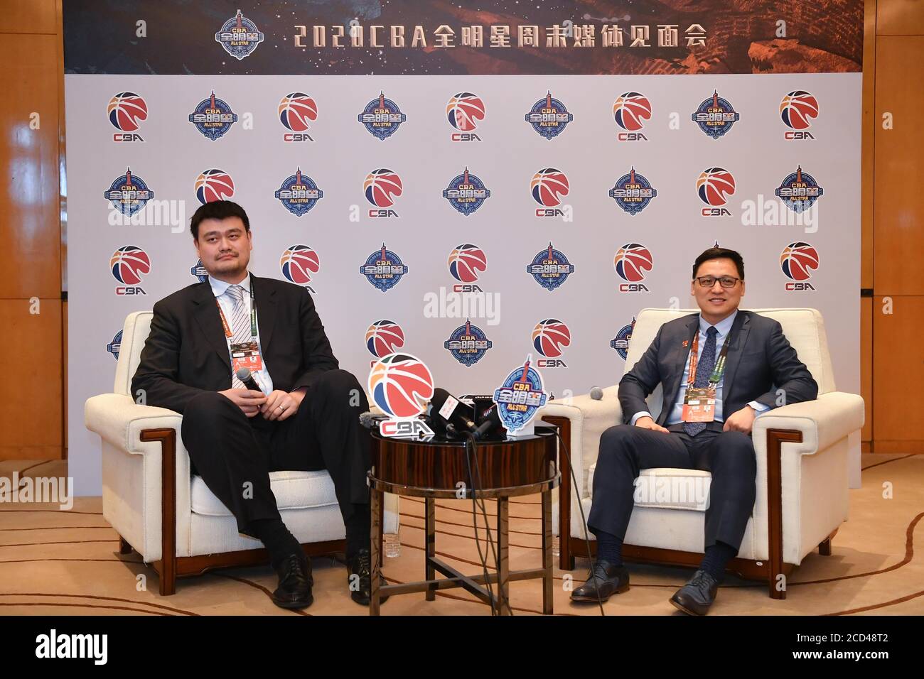 --FILE--Chinese Basketball Executive und ehemaliger Profi-Spieler Yao Ming, links, und ehemaliger CEO der chinesischen Basketball Association (CBA) Wang Dawei, Stockfoto