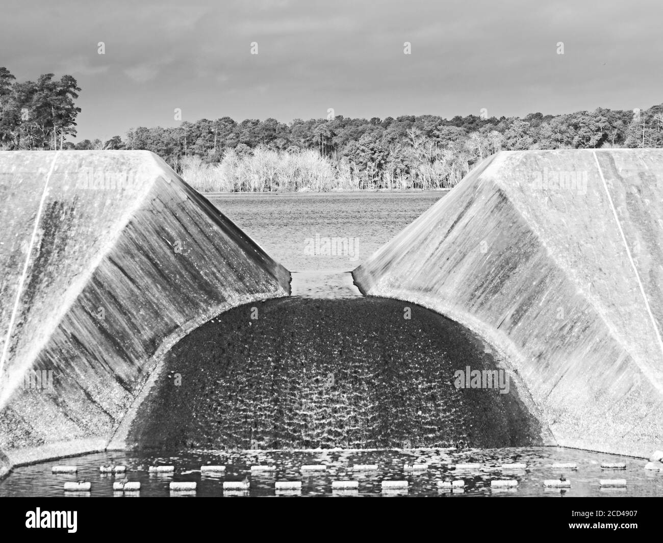 The Woodlands TX USA - 02-03-2020 - Concrete Dam Outlet Mit Wasserdurchfluss in Schwarzweiß Stockfoto