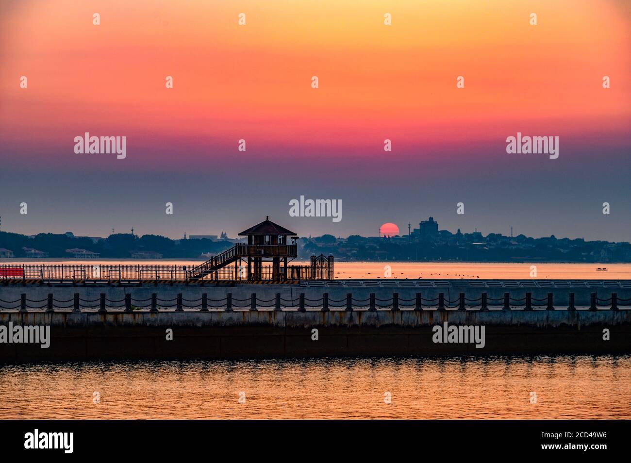 Sonnenaufgang wird am Beidaihe-Fluss in der Stadt Qinghuangdao, der nordchinesischen Provinz Hebei, gefangen genommen, 8. Juli 2020. Stockfoto